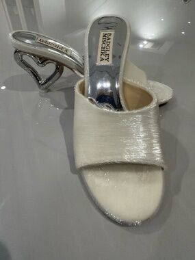 Badgley Mischka White / Cream Lucid Heart Heels, UNIQUE, 6, EUC